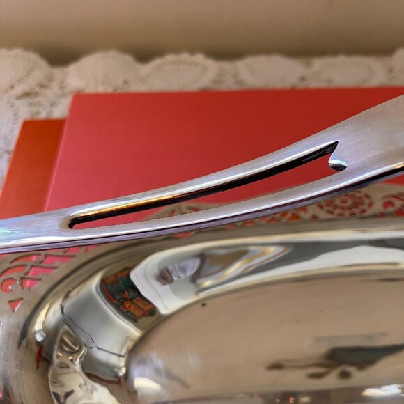 Vintage Silver Plate Oval Tray with Handle/ Blush Coloured Linen Crochet Napkin - Picture 5 of 16